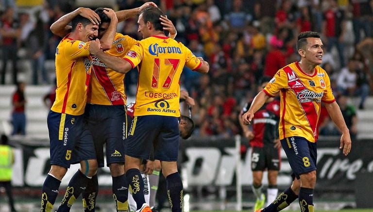 Los jugadores de Morelia celebran un gol