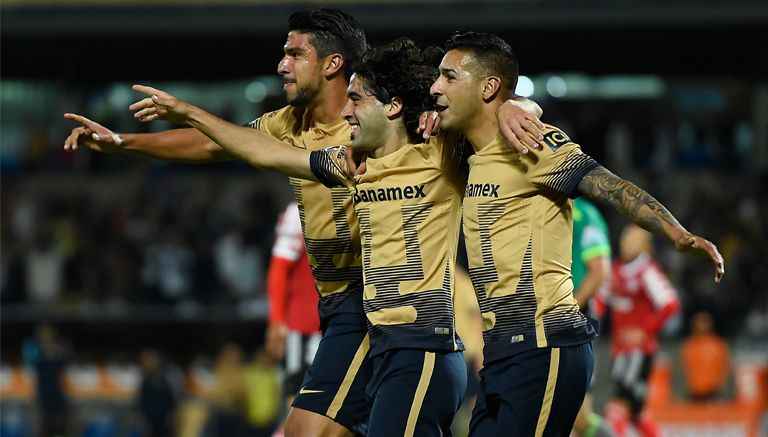 Herrera, Britos y Sosa celebran gol de Pumas contra Xolos