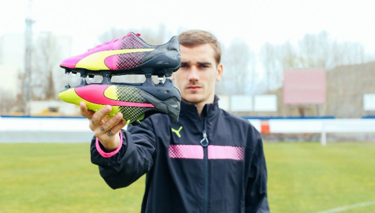 Griezmann posa junto al par de zapatos