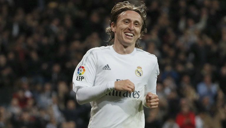 Modric sonríe en un partido con Real Madrid