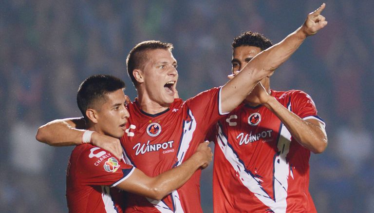 Furch festeja su gol contra Cruz Azul