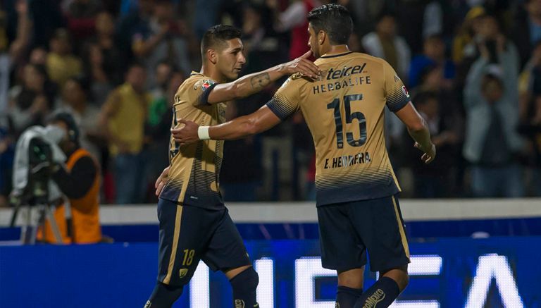 Ismael Sosa abraza a Lalo Herrera para festejar su gol contra Xolos