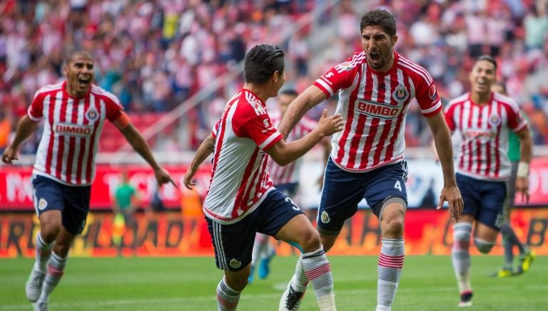 Jugadores de Chivas en pleno festejo de gol