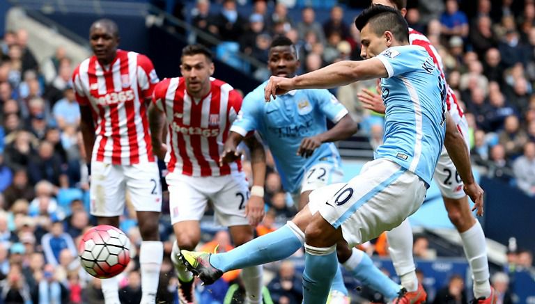 Sergio Agüero cobra el penalti a favor del Manchester City contra el Stoke