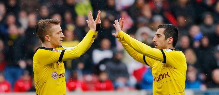 Reus y Mkhitaryan celebran un gol del Dortmund