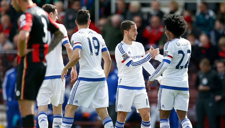 Hazard y Willian celebran un gol durante el juego contra el Bournemouth