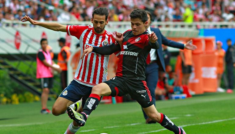 Alfonso González y Raúl López durante el Clásico Tapatío del C2016