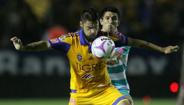 Jesús Molina y Rafael Sobis, durante el partido Tigres vs Santos del A2015 