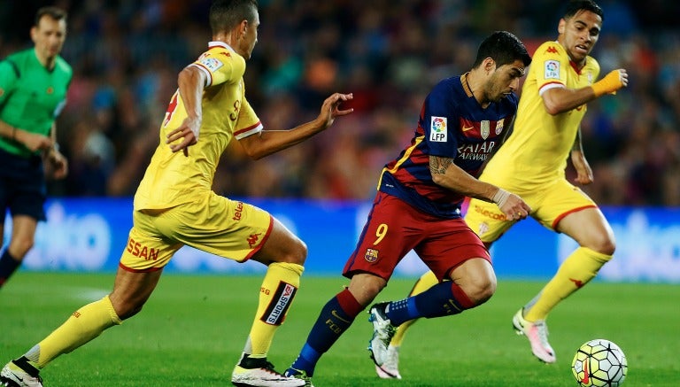 Luis Suárez controlando el esférico en Camp Nou