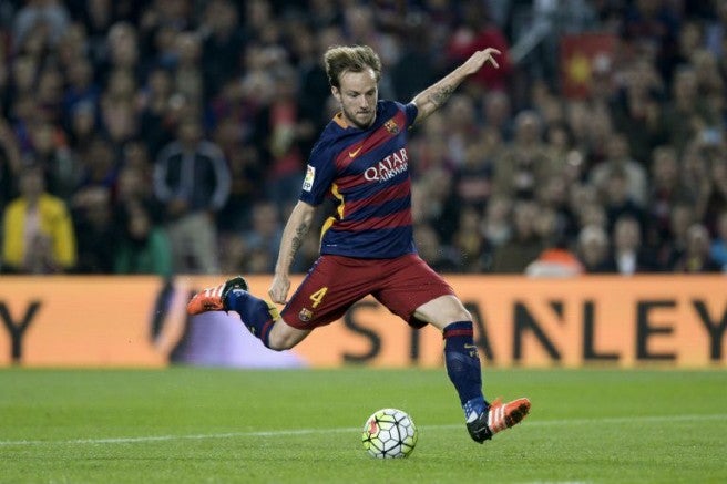 Ivan Rakitic dispara a gol en un duelo con el Barcelona