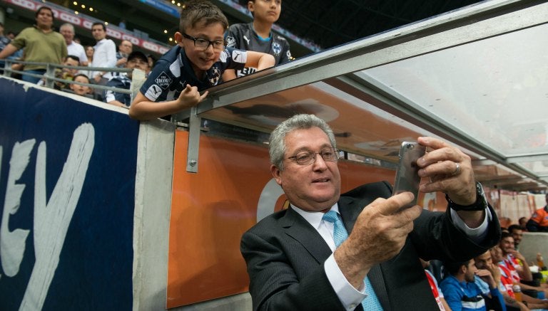 Vucetich tomando la selfie con un peuqueño de Rayados