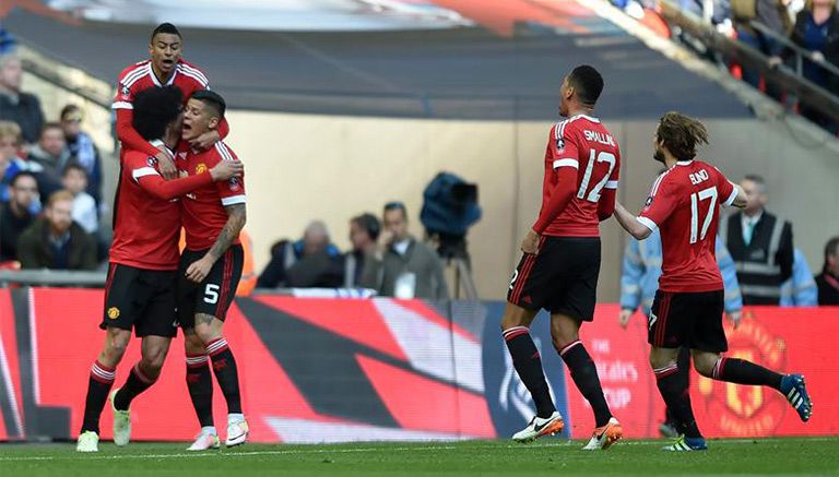 Jugadores del Manchester United festejan un gol