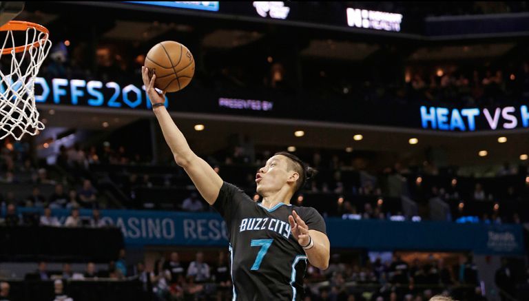 Jeremy Lin busca encestar contra el Heat de Miami