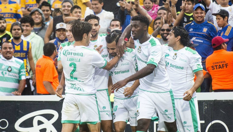 Jugadores de Santos festejan gol contra Tigres