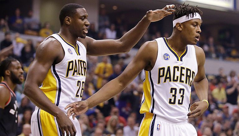 Myles Turner (der.) y Ian Mahinmi, durante el encuentro contra Raptors