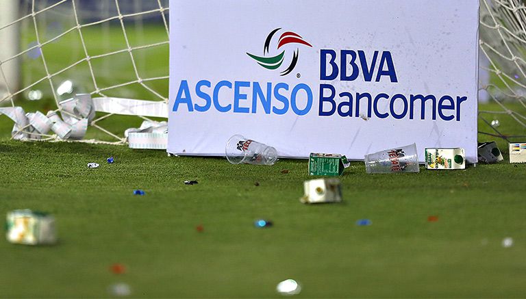 Objetos que los aficionados arrojaron a la cancha