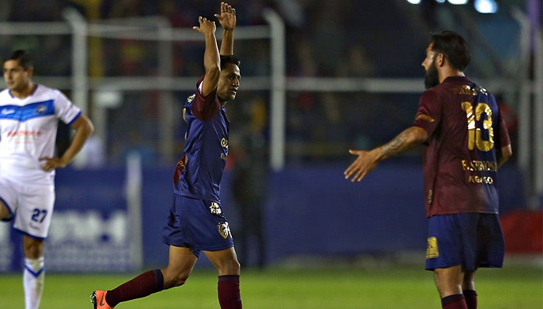 Jugadores del Atlante festejan un tanto contra Celaya