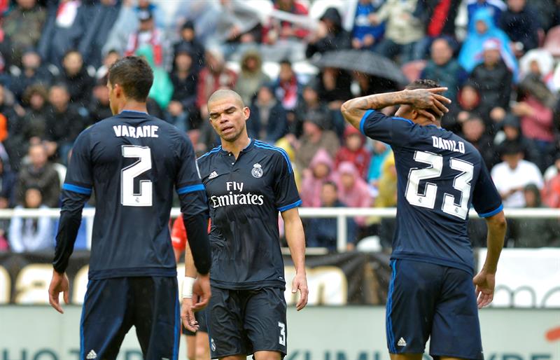 Jugadores del Madrid se lamentan al inicio del juego