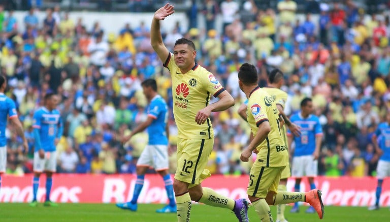 Pablo Aguilar festeja un gol con América