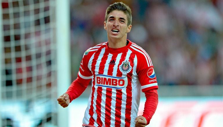 Brizuela festeja un gol con Chivas