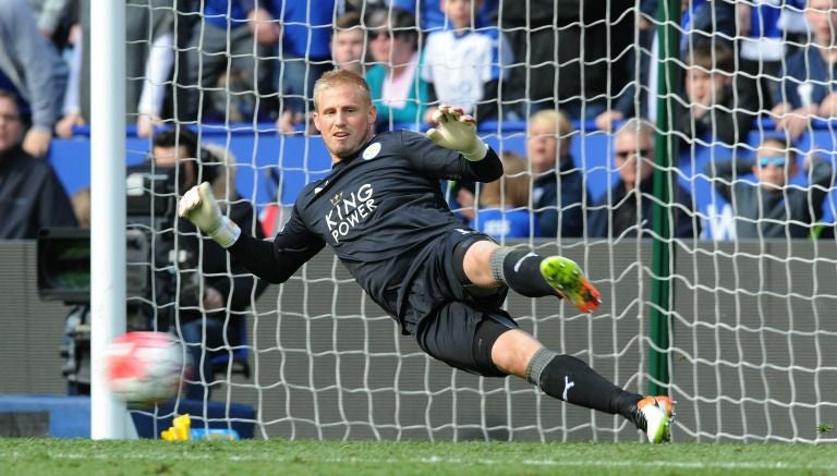 Kasper Schmeichel intenta atajar un penalti con el Leicester