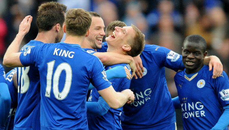 Jugadores del Leicester City festejan una anotación