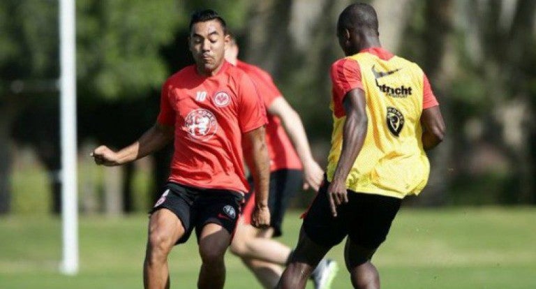 Marco Fabián pelea el balón en un entrenamiento