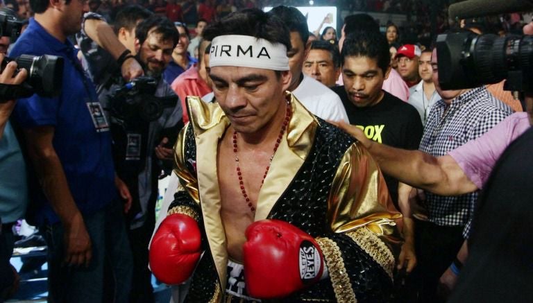 Jorge Arce, durante pelea por el Título Mundial de Peso Pluma del CMB