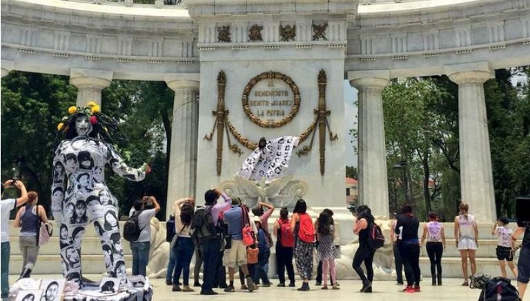 Hombres y mujeres marchan contra la violencia hacia las féminas