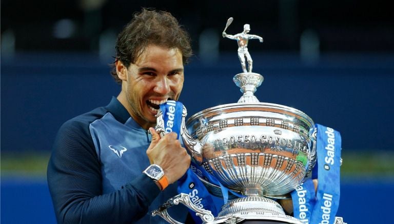 Rafael Nadal posa con el trofeo del Abierto de tenis de Barcelona