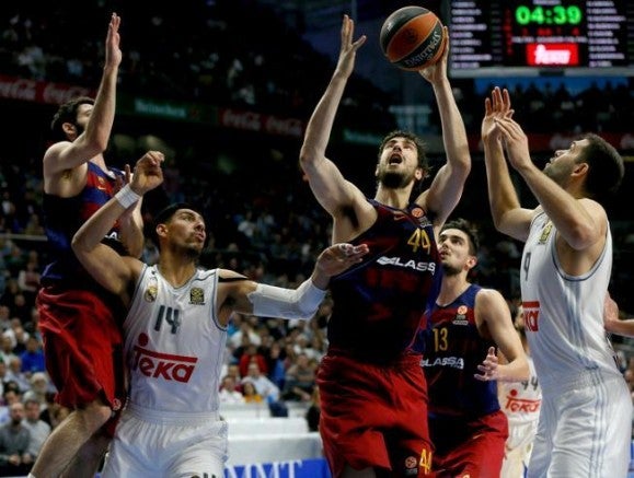 Ayón pelea por el balón