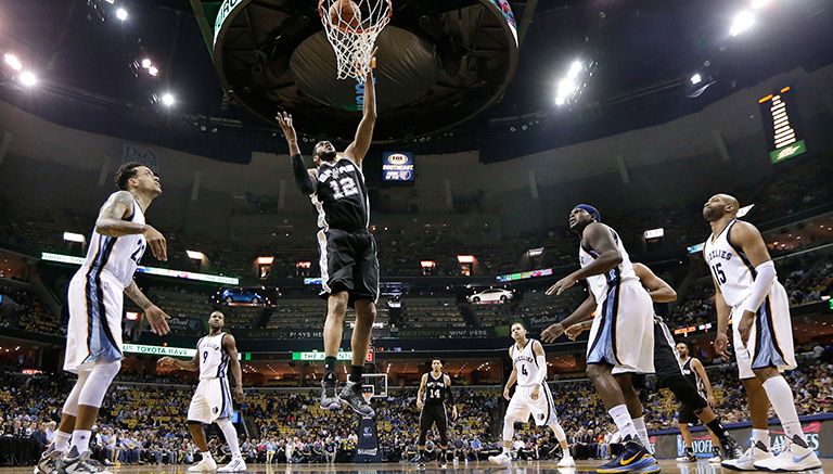  LaMarcus Aldridge logra una canasta contra  Grizzlies 