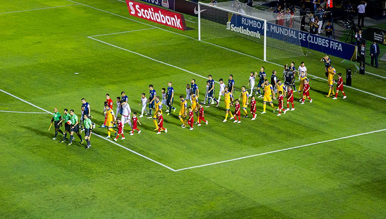 Jugadores de América y Tigres salen al campo