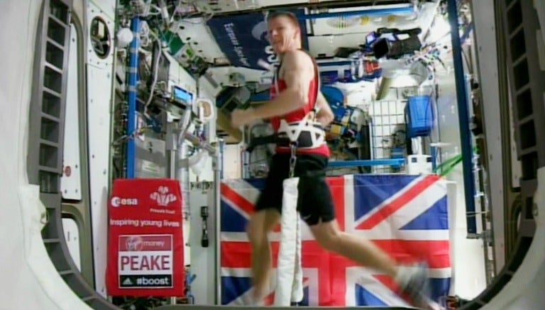 Tim Peake, sobre la caminadora en el espacio