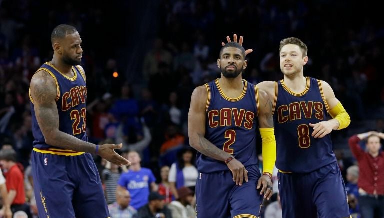 LeBron James,  Kyrie Irving y Matthew Dellavedova después del partido