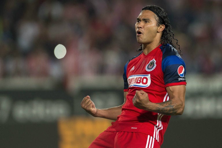 Carlos Peña celebra gol contra Pachuca