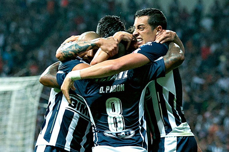 Jugadores de Monterrey celebran anotación contra Gallos