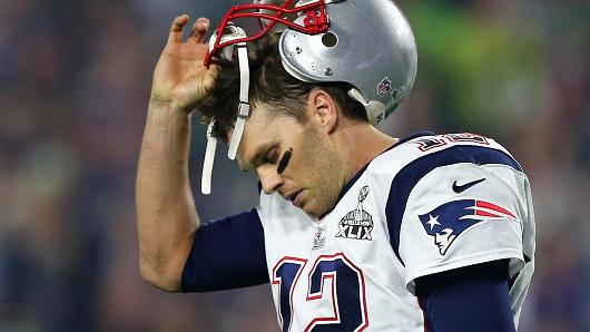 Brady se quita el casco en un juego de los Pats