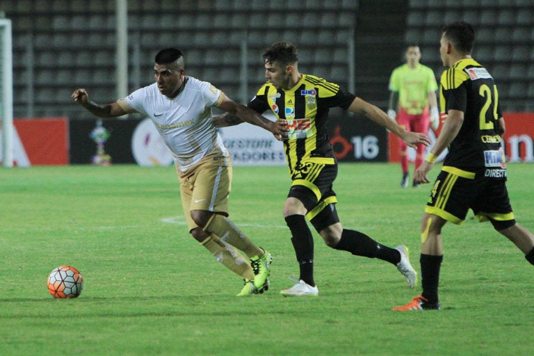 Ludueña conduce el esférico en la Copa Libertadores