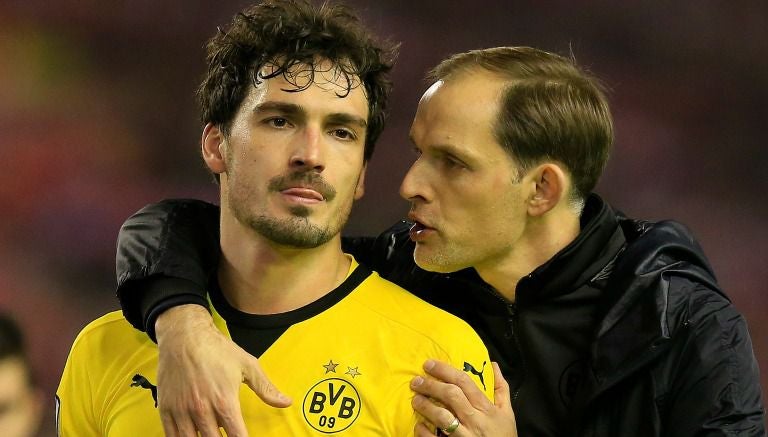 Hummels dialoga con Tuchel después de un partido del Dortmund