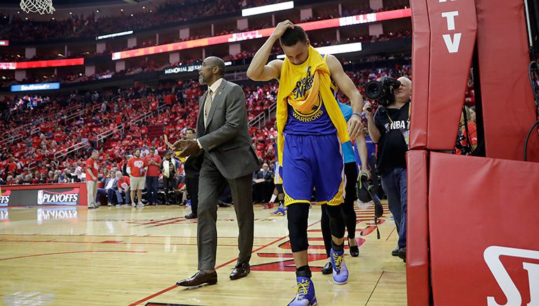 Stephen Curry camina rumbo al vestidor tras su lesión 