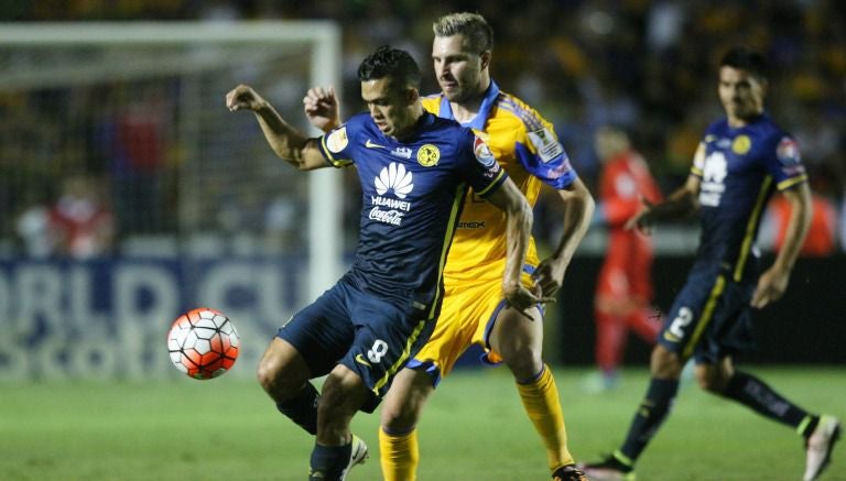 Andrade y Gignac, durante la Final de Ida de la Liga de Campeones