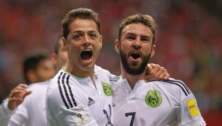 Javier Hernández celebra un gol de México con Miguel Layún