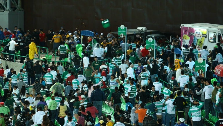 Aficionados de Tigres y Santos durante la bronca en el Estadio Corona