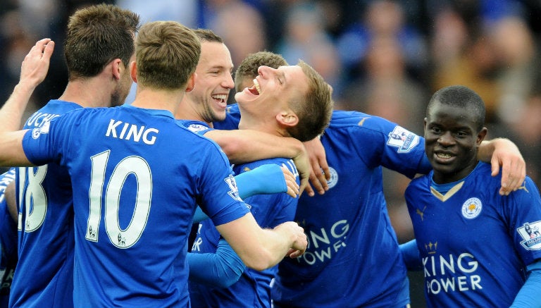 Jugadores de Leicester festejan victoria contra Swansea