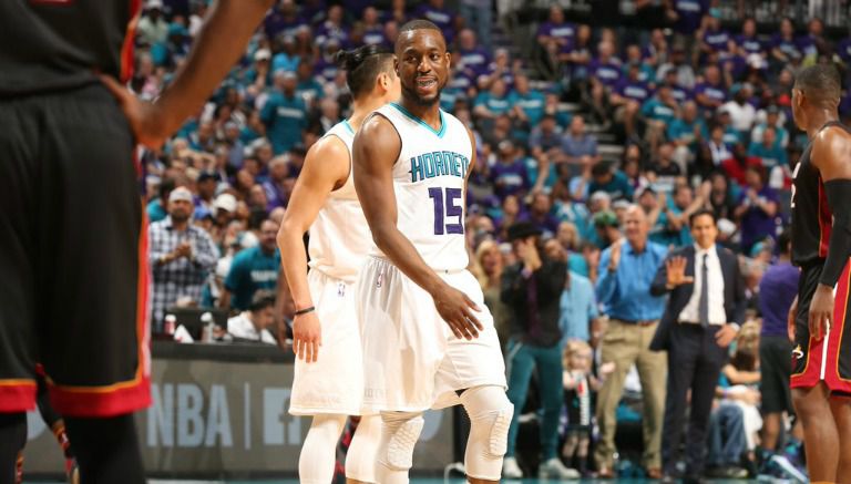 Jugadores de Hornets después del partido contra Heat