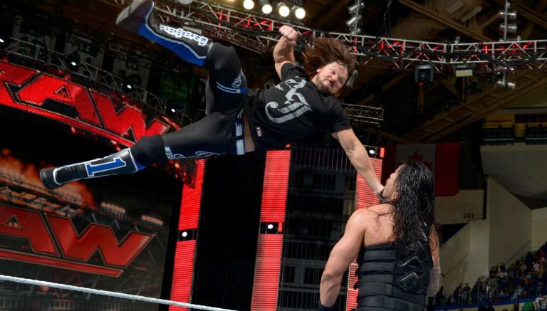 Momento en que AJ Styles le aplica un antebrazazo a Roman Reigns