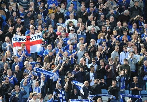 Los aficionados de Leicester apoyan en un partido