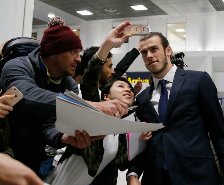 Bale se toma selfie con aficionados