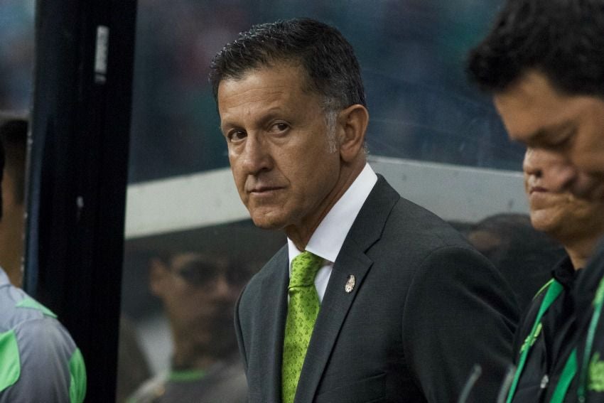 Juan Carlos Osorio observa un partido desde la banca